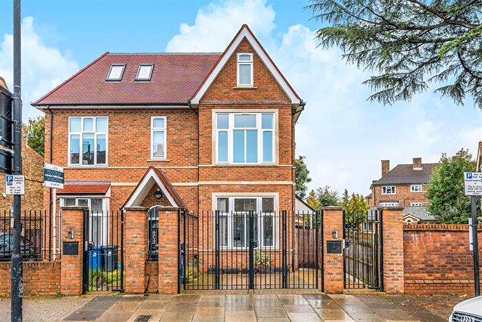 4 Bedroom Semi-Detached House To Rent In Pierrepoint Road, London, W3