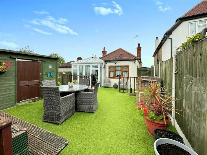 2 Bedroom Bungalow For Sale In Mashiters Hill, Romford, RM1