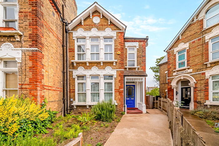 3 Bedroom Maisonette For Sale In Halesworth Road, London, SE13