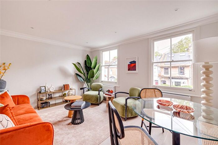 3 Bedroom Flat For Sale In Standen Road, London, SW18