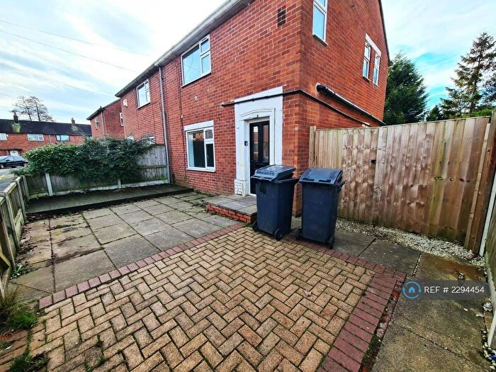 3 Bedroom Semi-Detached House To Rent In Lavender Road, Oldham, OL4