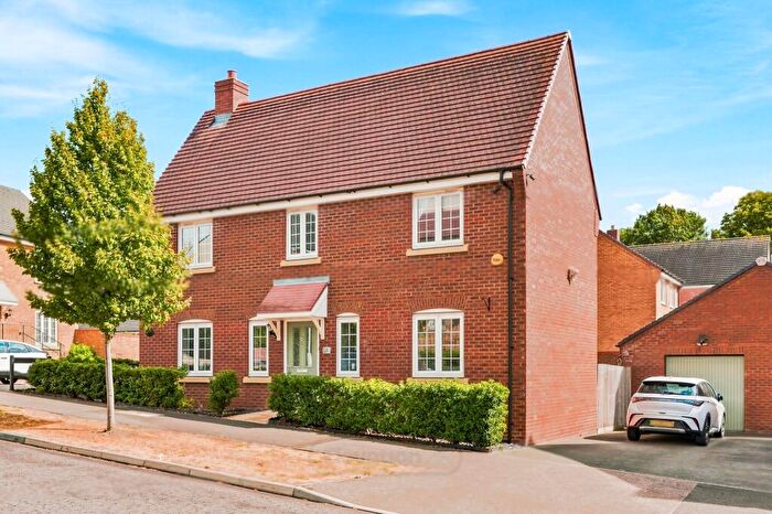 4 Bedroom Detached House For Sale In Aylesbury Drive, Houghton Regis, LU5