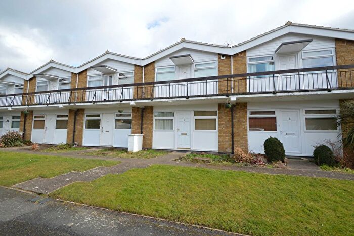 1 Bedroom Maisonette To Rent In The Glen, Row Town, Addlestone, KT15