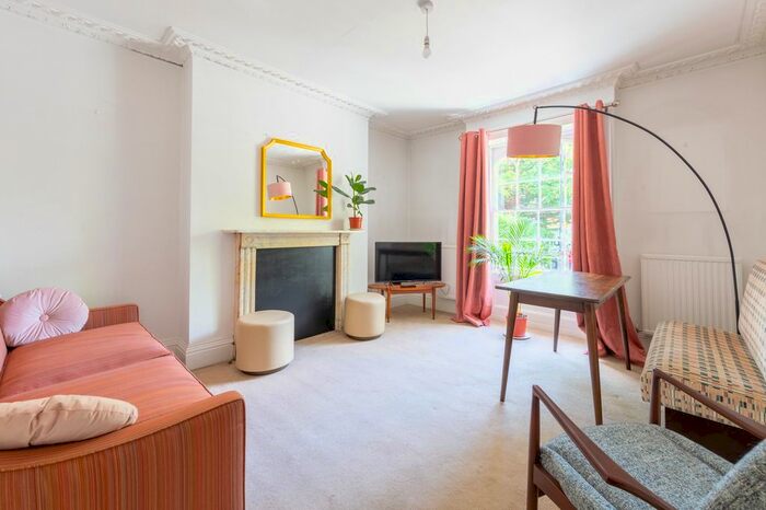 2 Bedroom Flat To Rent In Lndn-C - Canonbury Square, London, N1