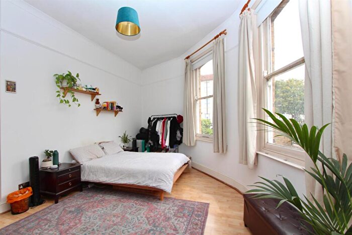 2 Bedroom Flat For Sale In Amhurst Road, N16