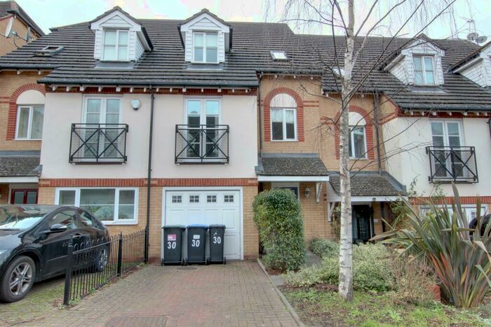 4 Bedroom House To Rent In Pickard Close, London, N14