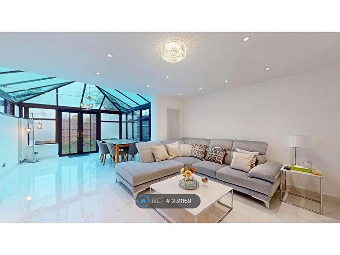 3 Bedroom End Of Terrace House To Rent In Chenduit Way, Stanmore, HA7