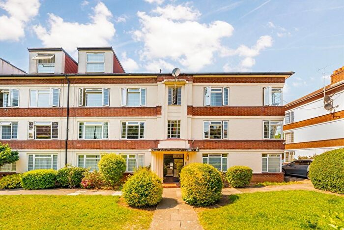 3 Bedroom Flat For Sale In Manor Vale, Brentford, TW8