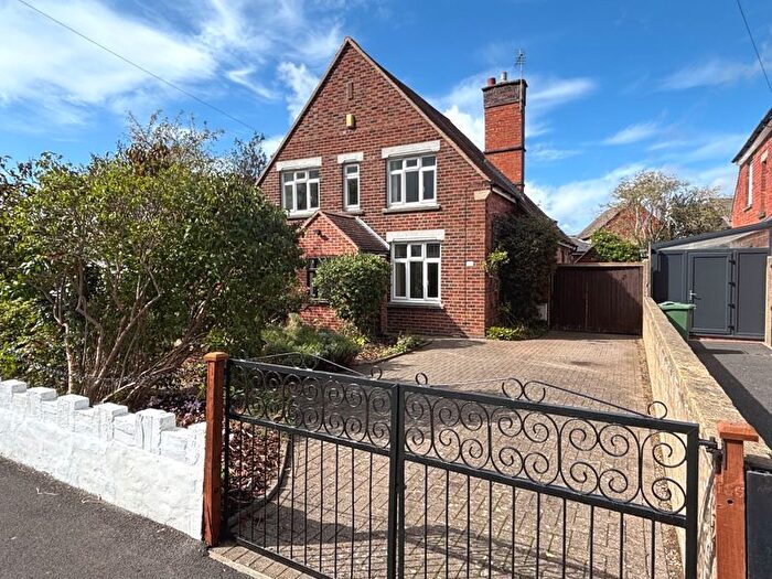 3 Bedroom Detached House For Sale In Cheltenham Road, Longlevens, Gloucester, GL2