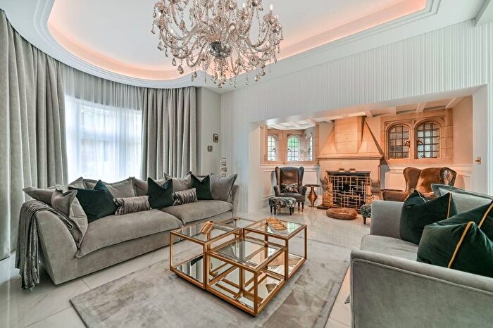 3 Bedroom Flat For Sale In Harewood, Kingston Vale, London, SW15