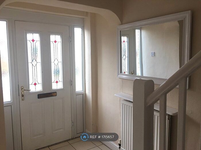 4 Bedroom Semi-Detached House To Rent In Auckland Road, Potters Bar, EN6