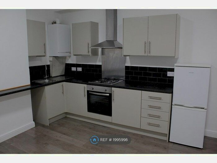2 Bedroom Flat To Rent In Cross Street, Sale, M33