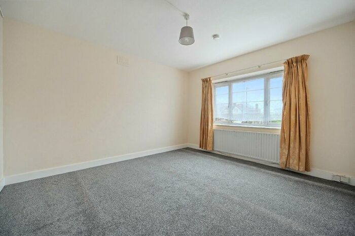 2 Bedroom Flat To Rent In Great North Road, London, N2