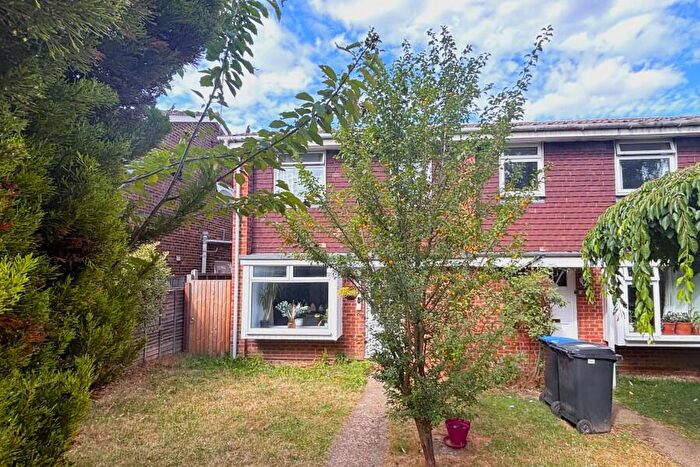 3 Bedroom End Of Terrace House To Rent In Woking, Surrey, GU21