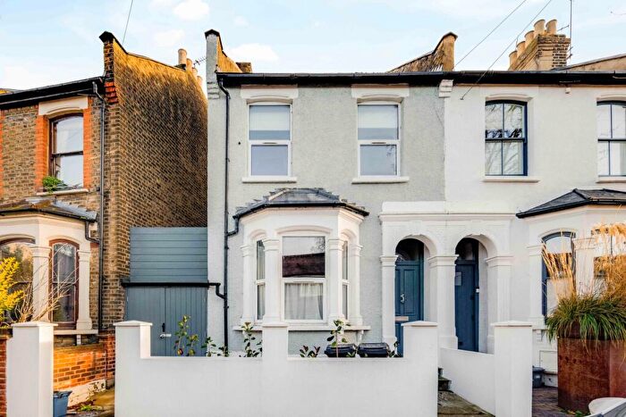 3 Bedroom House For Sale In Daubeney Road, London, E5