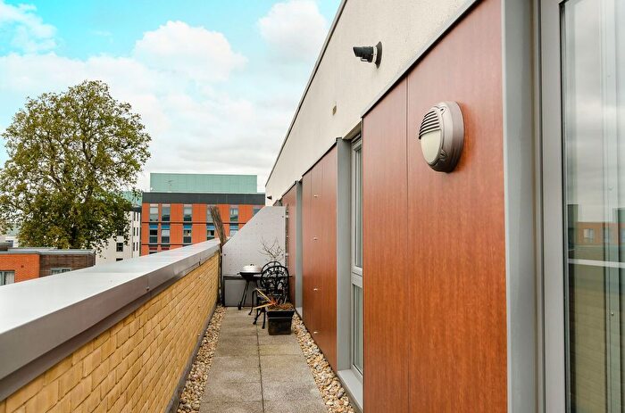 2 Bedroom Flat To Rent In St Georges Grove, Tooting, London, SW17