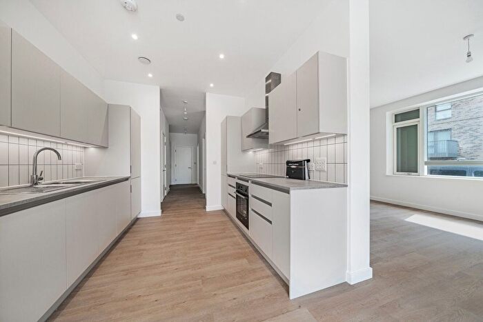 3 Bedroom Flat To Rent In Mast Street, Barking, IG11