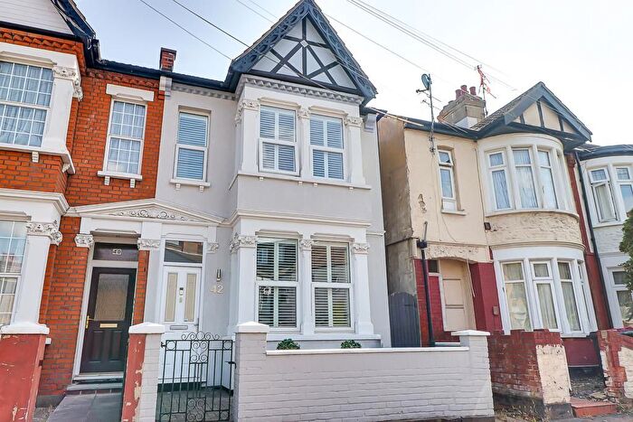 4 Bedroom End Terrace House For Sale In Rochford Avenue, Westcliff-On-Sea, SS0