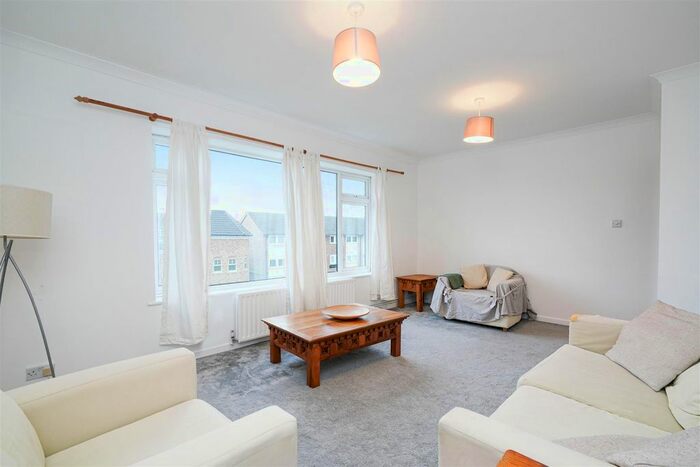 2 Bedroom Flat To Rent In Golden Manor, London, W7