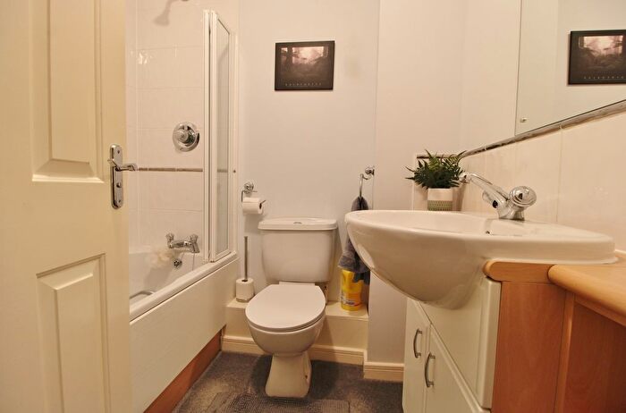 2 Bedroom Flat For Sale In Gisors Road, Southsea, PO4