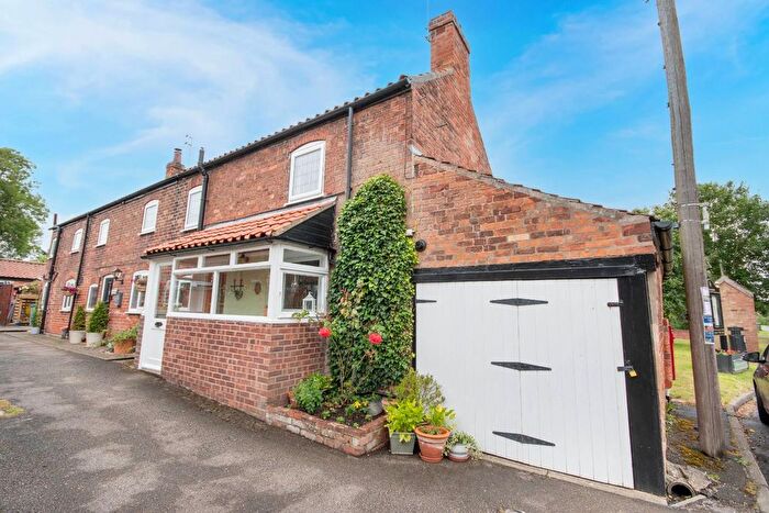 1 Bedroom Semi-Detached House For Sale In North Moor Road, Walkeringham, Doncaster, DN10