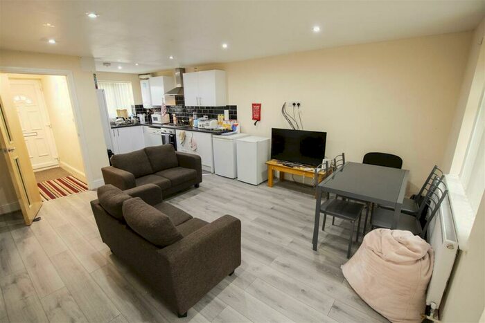 4 Bedroom House To Rent In Humphrey Middlemore Drive, Birmingham, B17