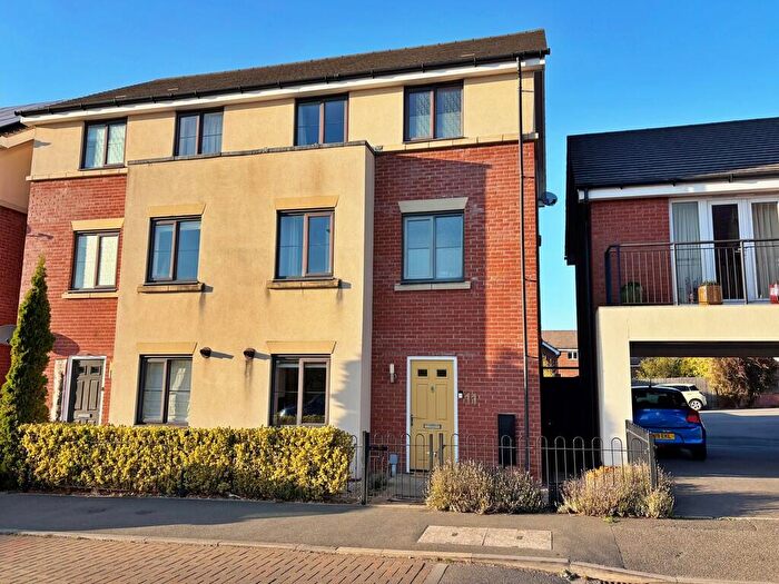 4 Bedroom Semi-Detached House For Sale In Aspen Road, Eden Park, Rugby, CV21