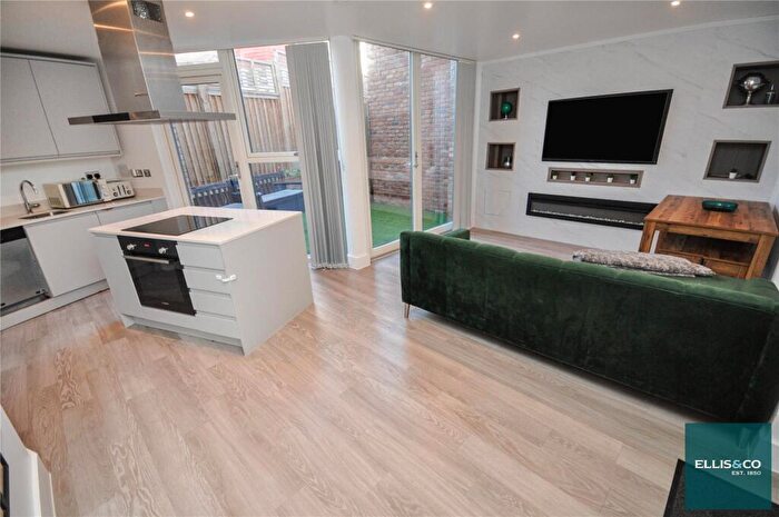 2 Bedroom Apartment For Sale In Edgewood Mews, Finchley, N3