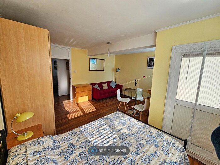 3 Bedroom Flat To Rent In Borrowdale, London, NW1