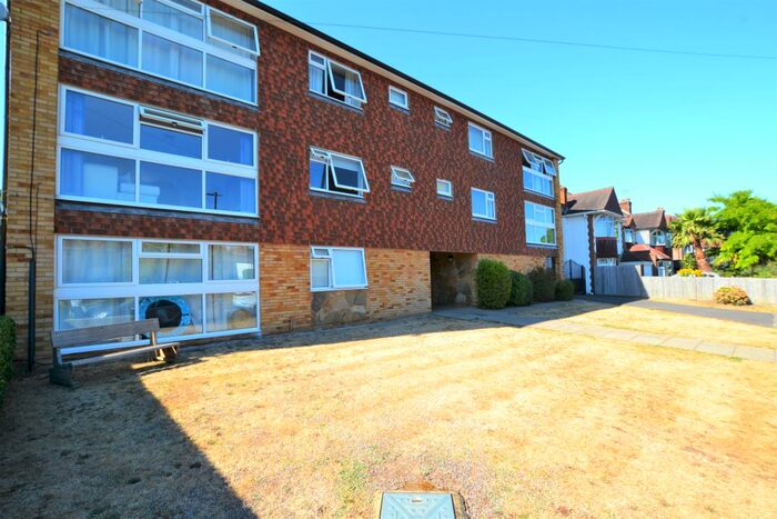 2 Bedroom Flat To Rent In Woodlands Grove, Isleworth, TW7