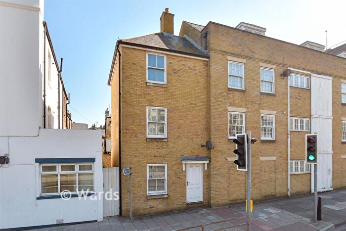 2 Bedroom Town House For Sale In Queens Courtyard, Dover, Kent, CT17