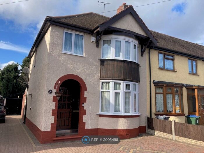 4 Bedroom Semi-Detached House To Rent In Whitgreave Street, West Bromwich, B70