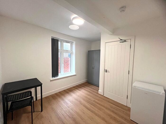 6 Bedroom Semi-Detached House To Rent In Minet Drive, Hayes, UB3