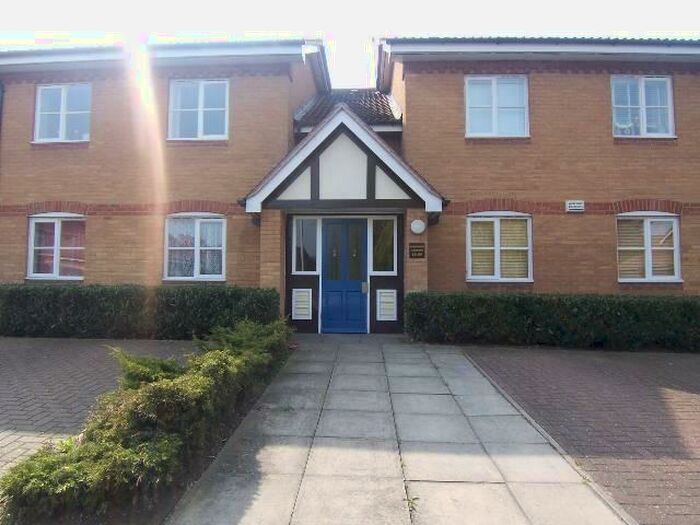 2 Bedroom Flat To Rent In Redwood Gardens, Chingford, E4