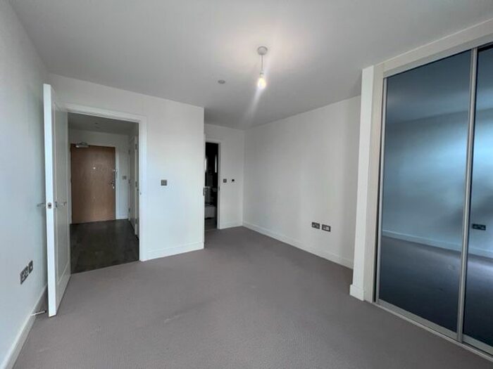 2 Bedroom Flat To Rent In Chiswick High Road, London, W4