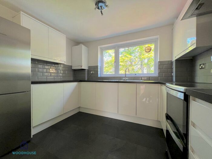 2 Bedroom Flat To Rent In The Ridgeway, London, EN2