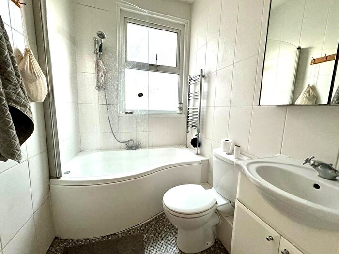 2 Bedroom Apartment For Sale In Woodgrange Drive, Southend-on-Sea, SS1