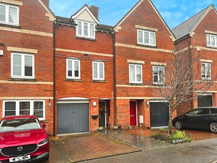 3 Bedroom Terraced House For Sale In Fennyland Lane, Kenilworth, Warwickshire, CV8