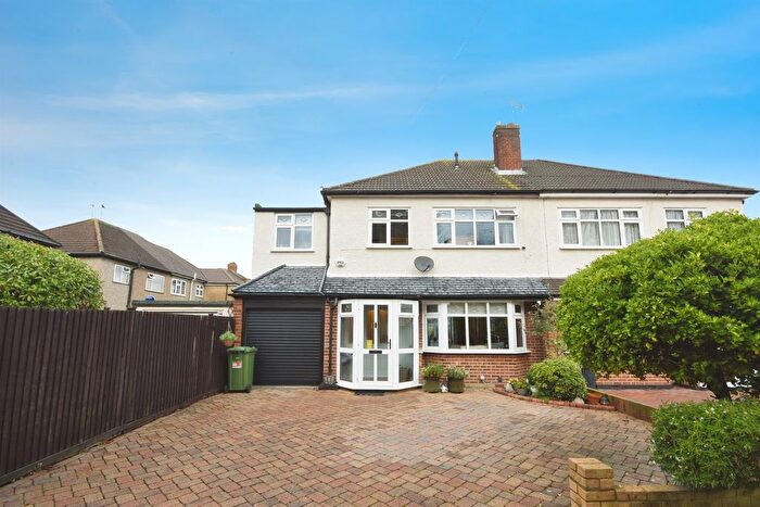 4 Bedroom Semi Detached House For Sale In Blenheim Close, Romford, RM7