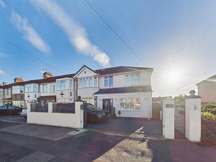 6 Bedroom Semi-detached House For Sale In Ryefield Avenue, Uxbridge, UB10