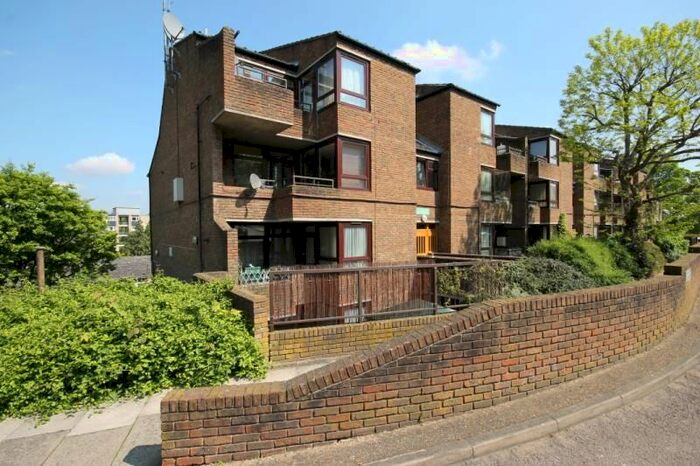 3 Bedroom Flat To Rent In Manningtree Close, London, SW19