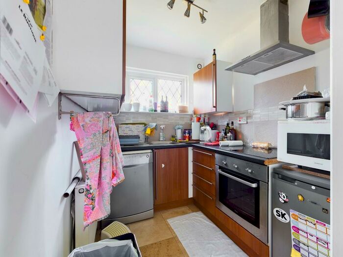 2 Bedroom Flat To Rent In Carden Avenue, BN1