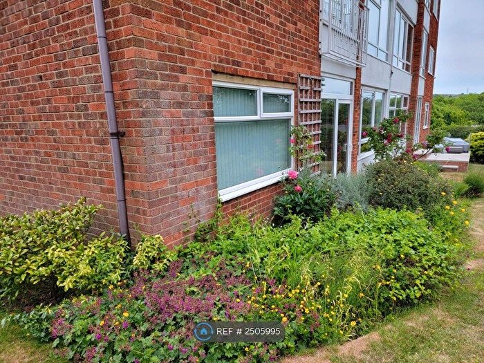 3 Bedroom Flat To Rent In Old Well Head, Halifax, HX1