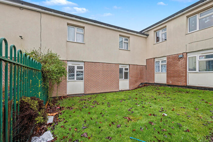2 Bedroom Flat For Sale In Hawkshead Way, Hawkshead, Bradford, West Yorkshire, BD5