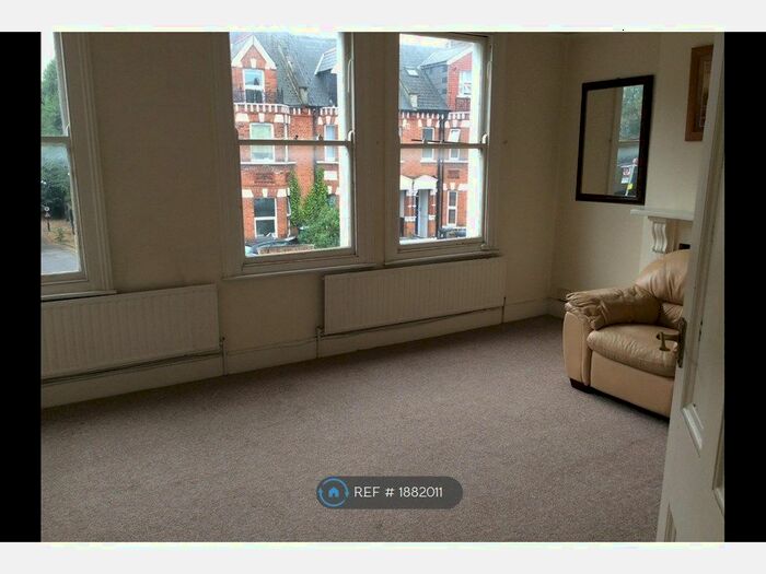 2 Bedroom Flat To Rent In Top Floor, London, W13