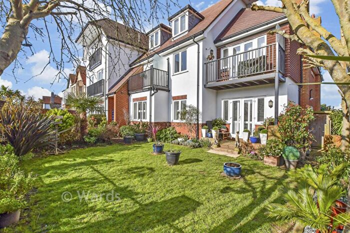 2 Bedroom Flat For Sale In Kingsgate Avenue, Broadstairs, Kent, CT10