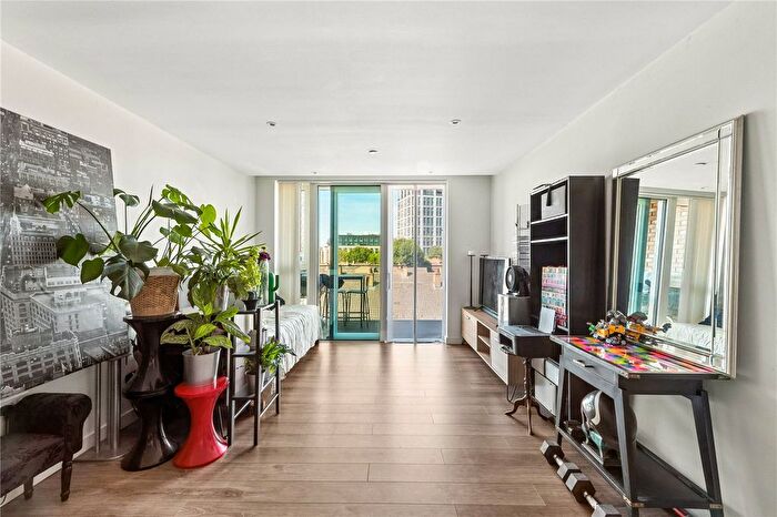 3 Bedroom Flat For Sale In Newnton Close, London, N4