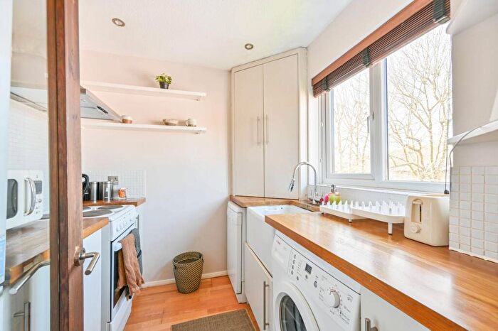 1 Bedroom Flat For Sale In Trenmar Gardens, Kensal Green, London, NW10