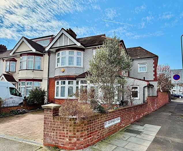 4 Bedroom House To Rent In Cranbrook Rise, Ilford, IG1