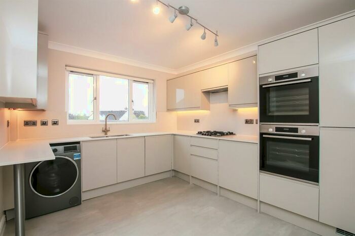 3 Bedroom Flat To Rent In Windsor House, Regency Crescent, NW4